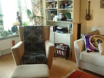 Küche; küchengeräte, holzboden, tageslicht, moderner stil