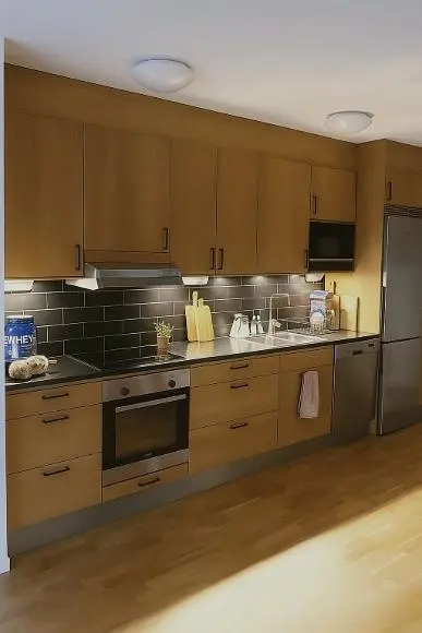 Cozinha; eletrodomésticos, chão de madeira, luz natural, estilo moderno