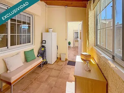 Keuken; keukenapparatuur, houten vloer, natuurlijk licht, moderne stijl