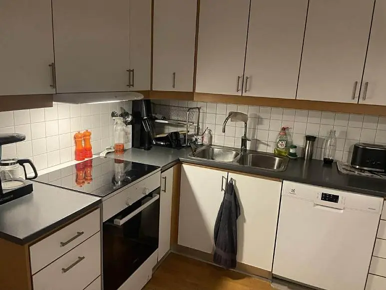 Küche; küchengeräte, holzboden, tageslicht, moderner stil