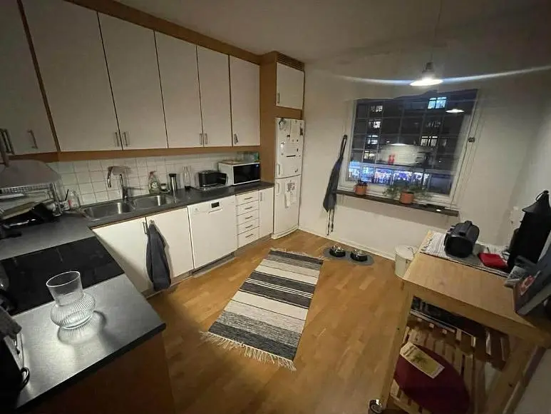 Küche; küchengeräte, holzboden, tageslicht, moderner stil