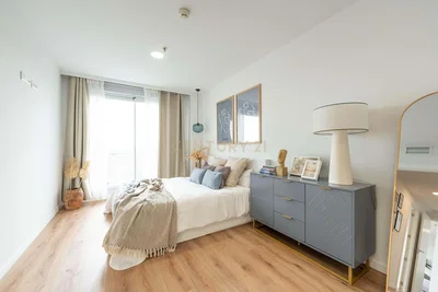 مطبخ; أجهزة المطبخ, أرضية خشبية, ضوء طبيعي, أسلوب عصري