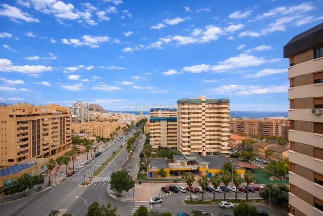 Cocina; electrodomésticos, suelo de madera, luz natural, estilo moderno