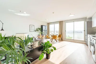 Keuken; keukenapparatuur, houten vloer, natuurlijk licht, moderne stijl