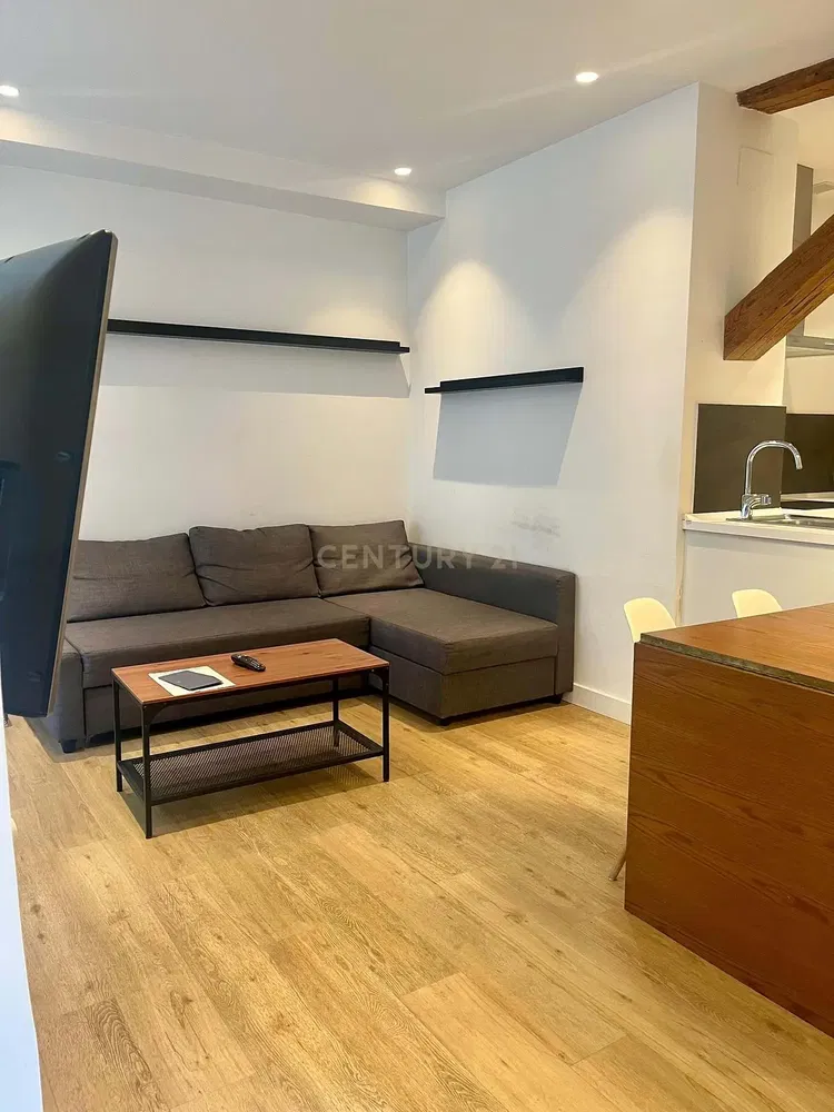 Keuken; keukenapparatuur, houten vloer, natuurlijk licht, moderne stijl