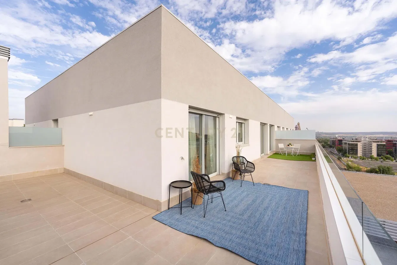 Keuken; keukenapparatuur, houten vloer, natuurlijk licht, moderne stijl