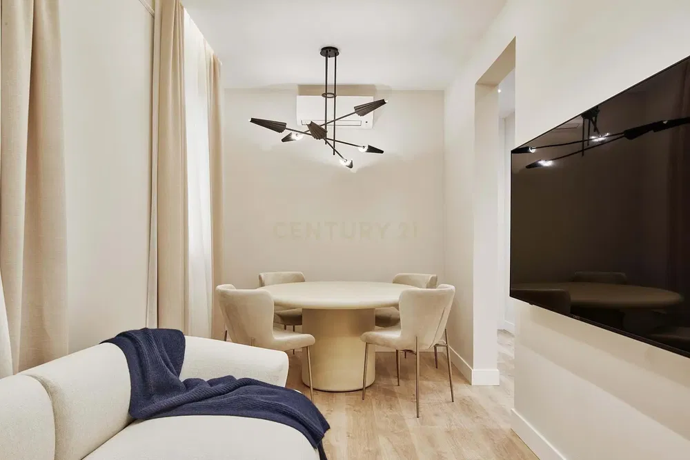 Keuken; keukenapparatuur, houten vloer, natuurlijk licht, moderne stijl