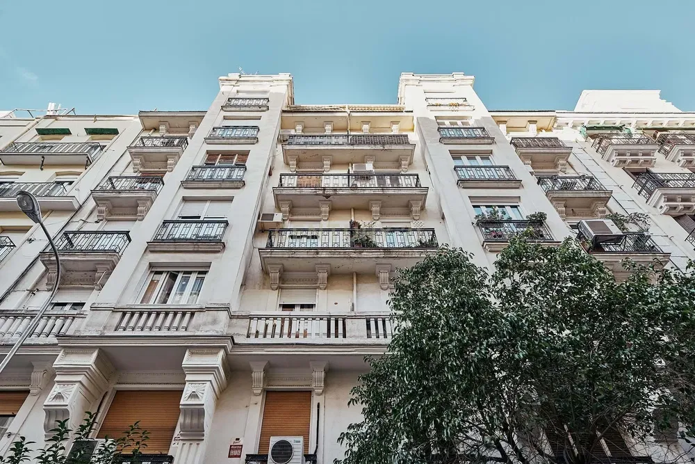 Κουζίνα; συσκευές κουζίνας, ξύλινο πάτωμα, φυσικό φως, μοντέρνο στυλ