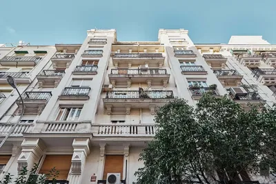 Κουζίνα; συσκευές κουζίνας, ξύλινο πάτωμα, φυσικό φως, μοντέρνο στυλ