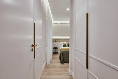 Κουζίνα; συσκευές κουζίνας, ξύλινο πάτωμα, φυσικό φως, μοντέρνο στυλ