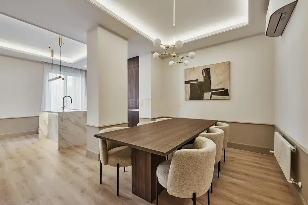 Keuken; keukenapparatuur, houten vloer, natuurlijk licht, moderne stijl