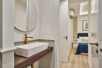 Κουζίνα; συσκευές κουζίνας, ξύλινο πάτωμα, φυσικό φως, μοντέρνο στυλ