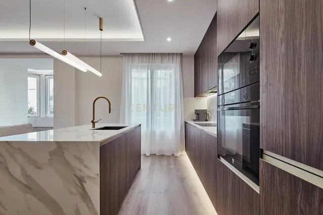 Keuken; keukenapparatuur, houten vloer, natuurlijk licht, moderne stijl