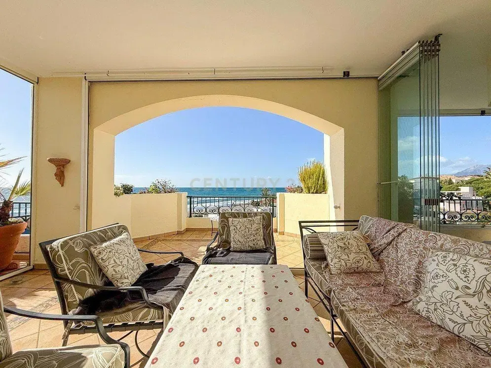 Kuhinja; kuhinjski aparati, pločice, prirodno svjetlo, moderni stil