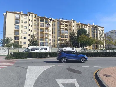 Keuken; keukenapparatuur, houten vloer, natuurlijk licht, moderne stijl