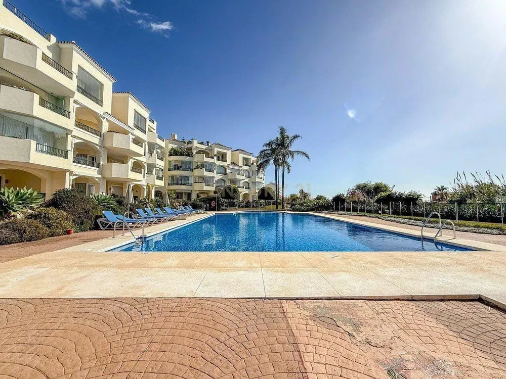 Küche; küchengeräte, holzboden, tageslicht, moderner stil