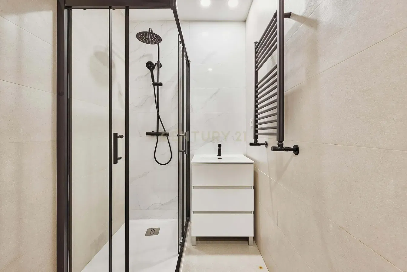 Cucina; elettrodomestici, pavimento in legno, luce naturale, stile moderno