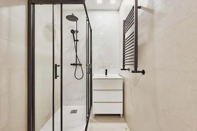 Cucina; elettrodomestici, pavimento in legno, luce naturale, stile moderno