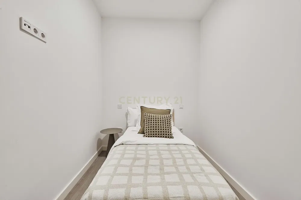 Cucina; elettrodomestici, pavimento in legno, luce naturale, stile moderno