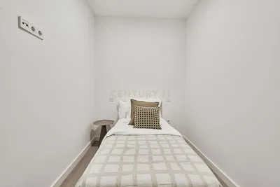 Cucina; elettrodomestici, pavimento in legno, luce naturale, stile moderno