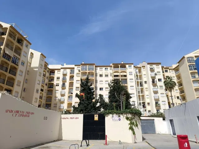 Keuken; keukenapparatuur, houten vloer, natuurlijk licht, moderne stijl