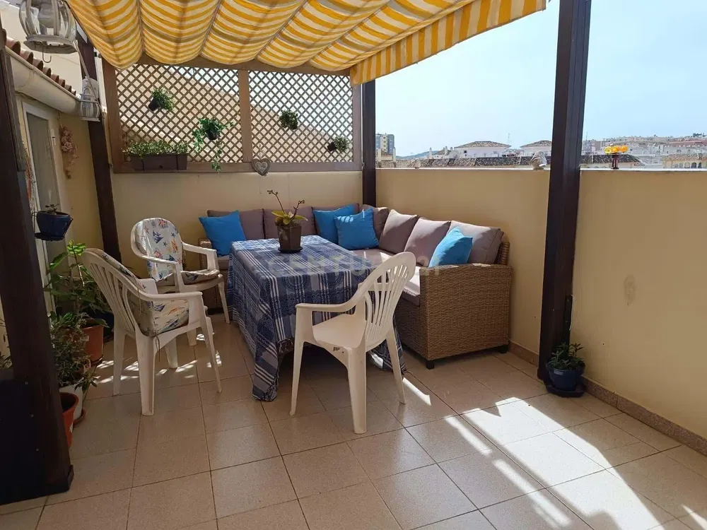 Keuken; keukenapparatuur, houten vloer, natuurlijk licht, moderne stijl