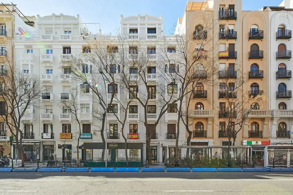 Σαλόνι; ξύλινο πάτωμα, φυσικό φως, μοντέρνο στυλ