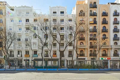 Σαλόνι; ξύλινο πάτωμα, φυσικό φως, μοντέρνο στυλ