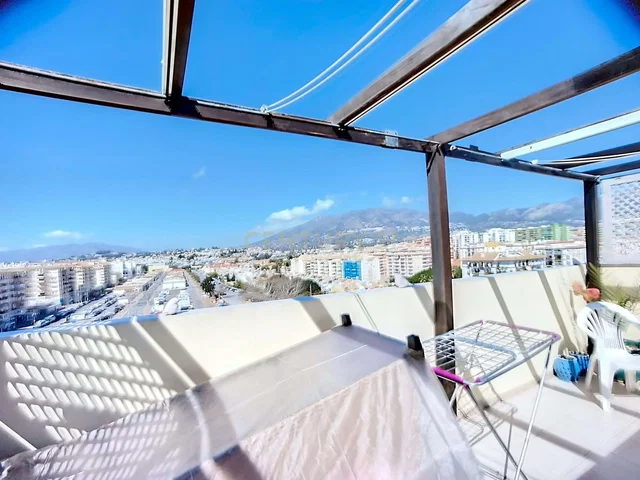 Küche; küchengeräte, holzboden, tageslicht, moderner stil