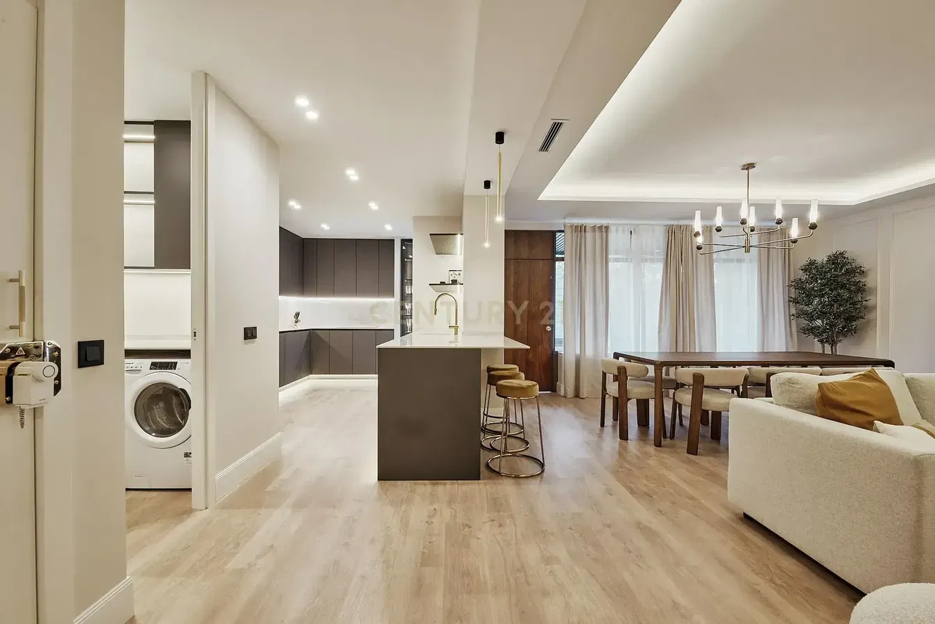 Cucina; elettrodomestici, pavimento in legno, luce naturale, stile moderno