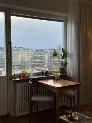 Wohnzimmer; holzboden, tageslicht, moderner stil