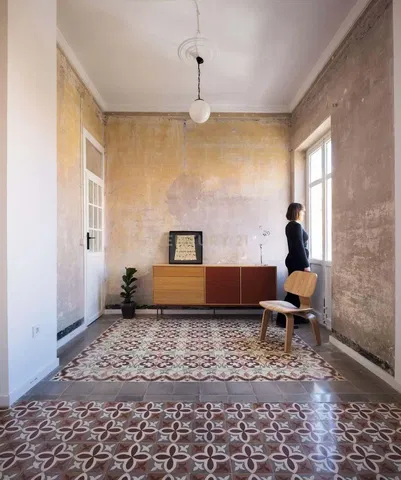 Κουζίνα; συσκευές κουζίνας, ξύλινο πάτωμα, φυσικό φως, μοντέρνο στυλ