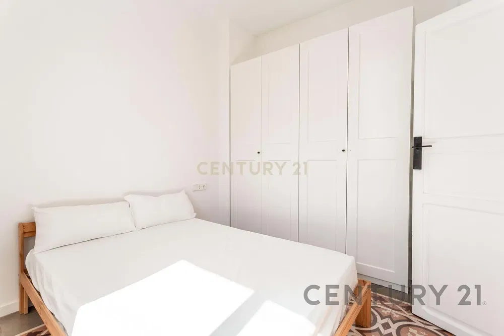 Cozinha; eletrodomésticos, chão de azulejo, luz natural, estilo moderno