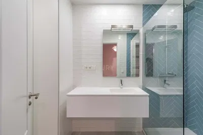 Cozinha; eletrodomésticos, chão de madeira, luz natural, estilo moderno