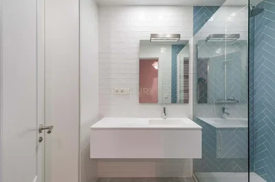 Keuken; keukenapparatuur, houten vloer, natuurlijk licht, moderne stijl