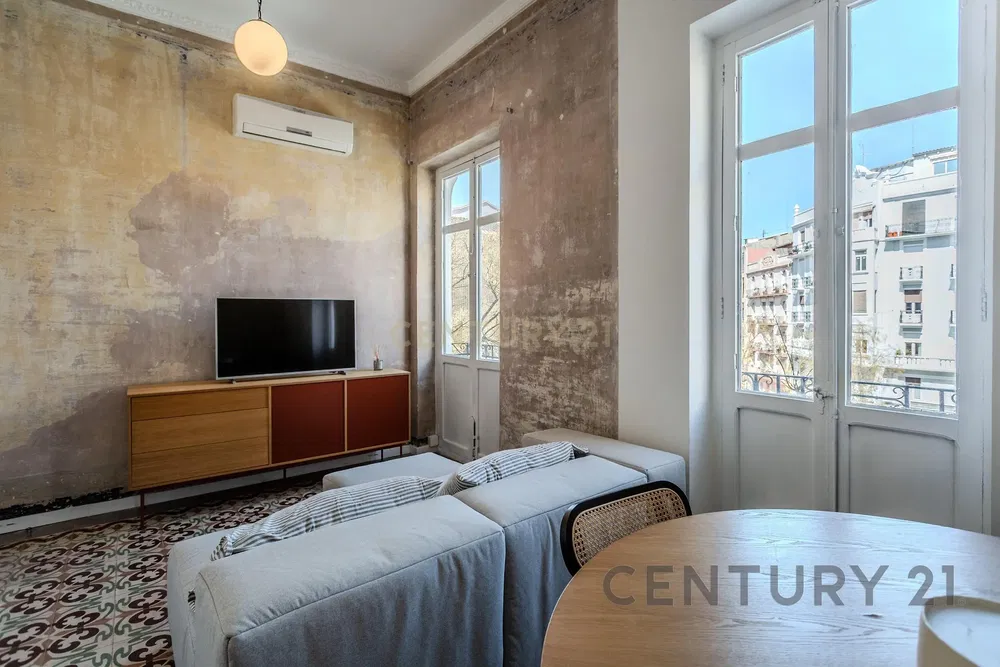 Cozinha; eletrodomésticos, chão de madeira, luz natural, estilo moderno