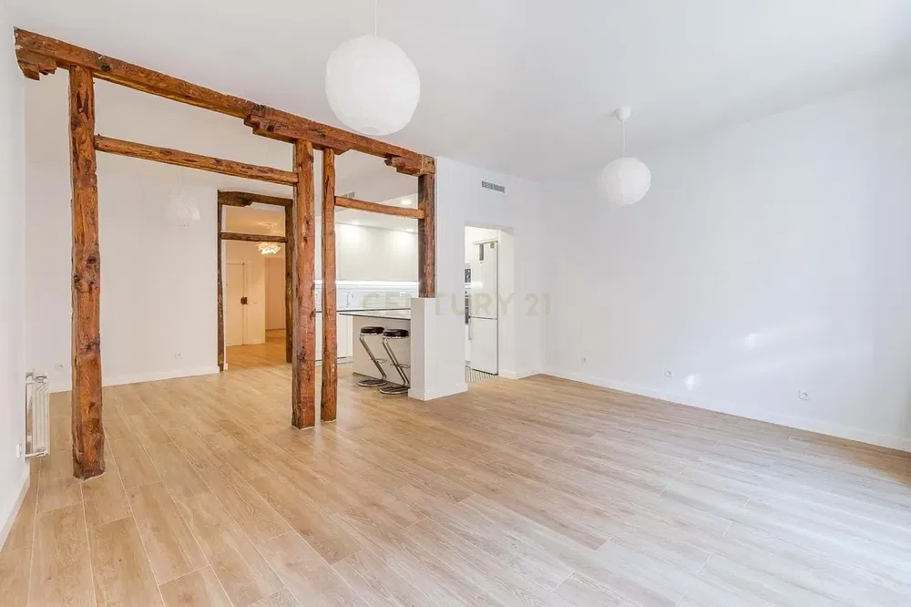 Keuken; keukenapparatuur, tegelvloer, natuurlijk licht, moderne stijl