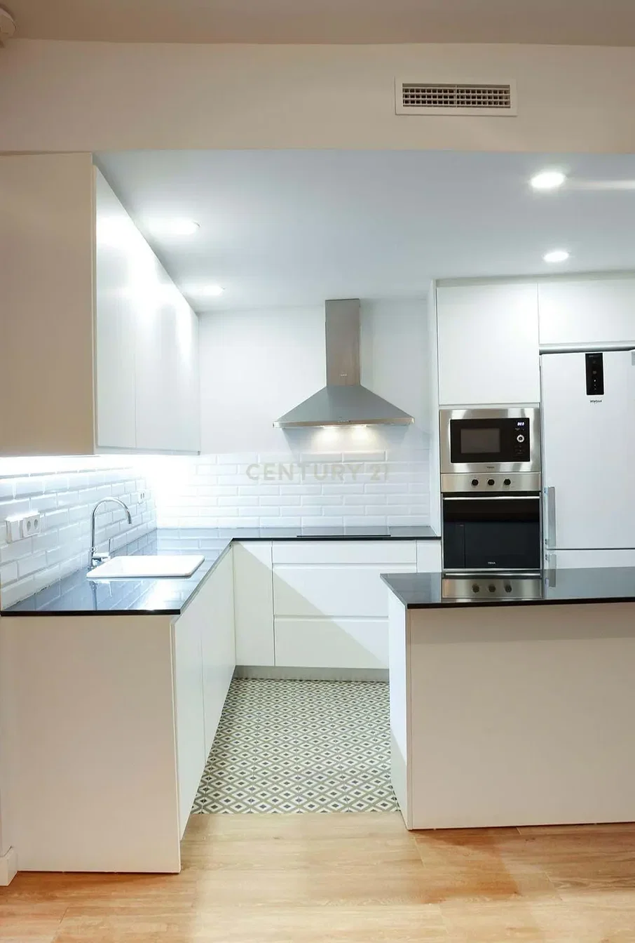 Keuken; keukenapparatuur, houten vloer, natuurlijk licht, moderne stijl