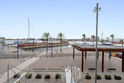 Cocina; electrodomésticos, suelo de madera, luz natural, estilo moderno