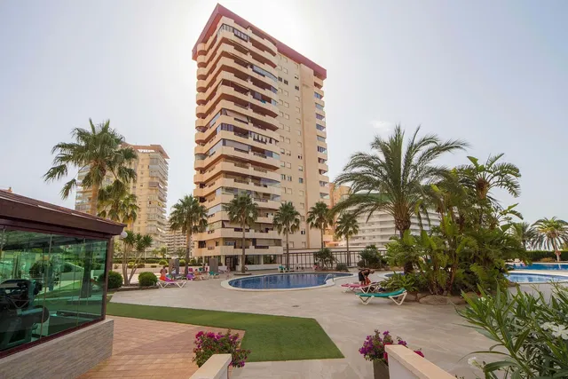 Cozinha; eletrodomésticos, chão de madeira, luz natural, estilo moderno
