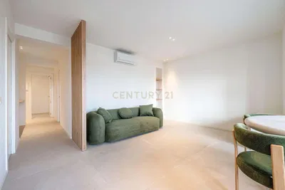 Cocina; electrodomésticos, suelo de madera, luz natural, estilo moderno