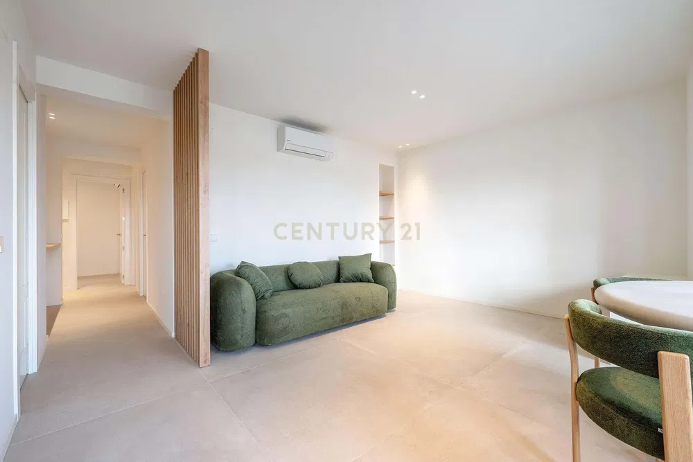 Keuken; keukenapparatuur, houten vloer, natuurlijk licht, moderne stijl