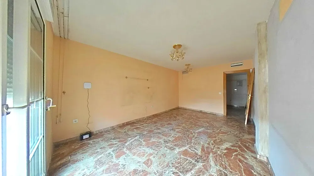 Keuken; keukenapparatuur, houten vloer, natuurlijk licht, moderne stijl