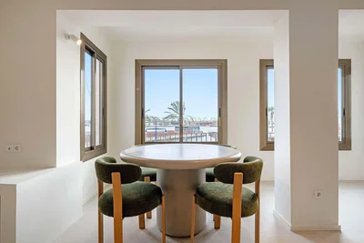 Cocina; electrodomésticos, suelo de madera, luz natural, estilo moderno