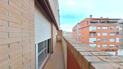 Keuken; keukenapparatuur, houten vloer, natuurlijk licht, moderne stijl