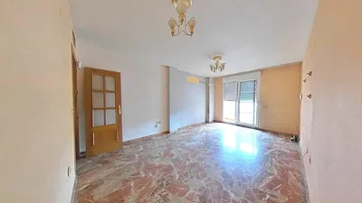 Keuken; keukenapparatuur, houten vloer, natuurlijk licht, moderne stijl