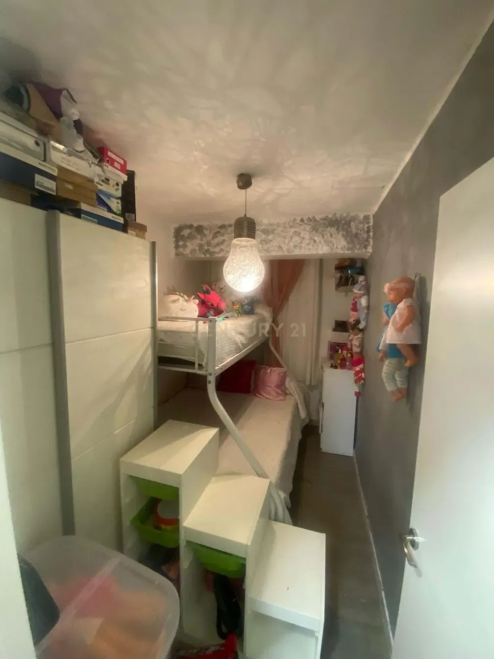 Salon; parquet, lumière naturelle, style moderne