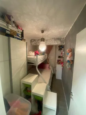 Obývačka; drevená podlaha, prirodzené svetlo, moderný štýl