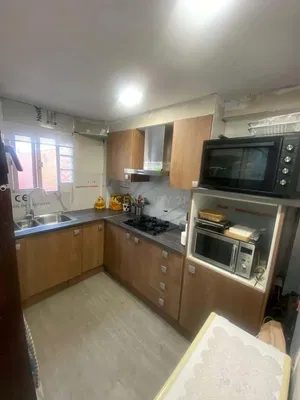 Cuisine; électroménager, parquet, lumière naturelle, style moderne