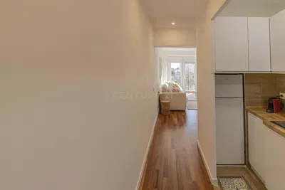 Kuchyně; kuchyňské spotřebiče, dřevěná podlaha, přirozené světlo, moderní styl